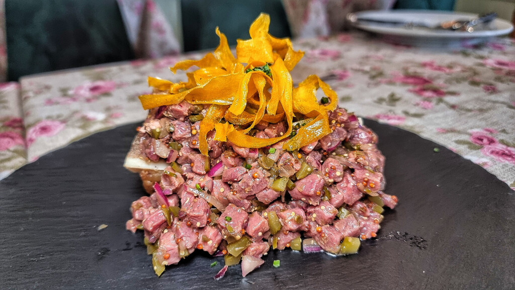 El steak tartar sobre tuétano. Foto: Salva Moreno