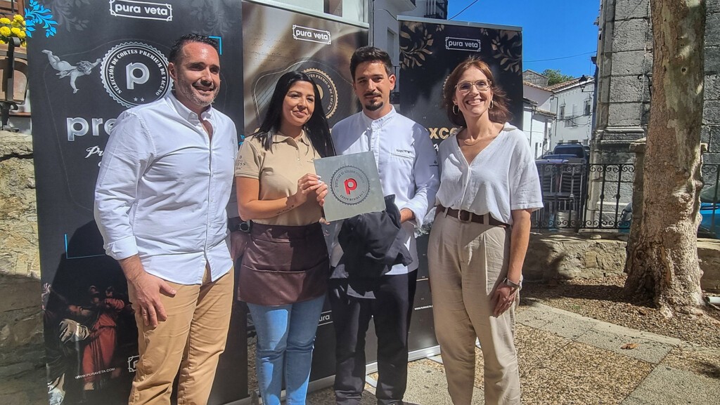 Sergio y Vyanka reciben la placa de manos de Eva y Jesús. Foto: Salva Moreno