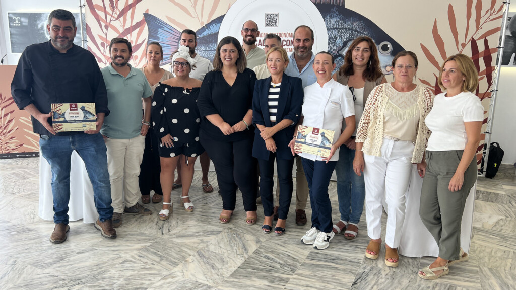 Puerta Cai gana el primer premio de la Jornadas Gastronómicas del Pescado de Conil 3 Foto de grupo de la presentación de las Jornadas Gastronómicas del Pescado de Conil. Foto: OPP72