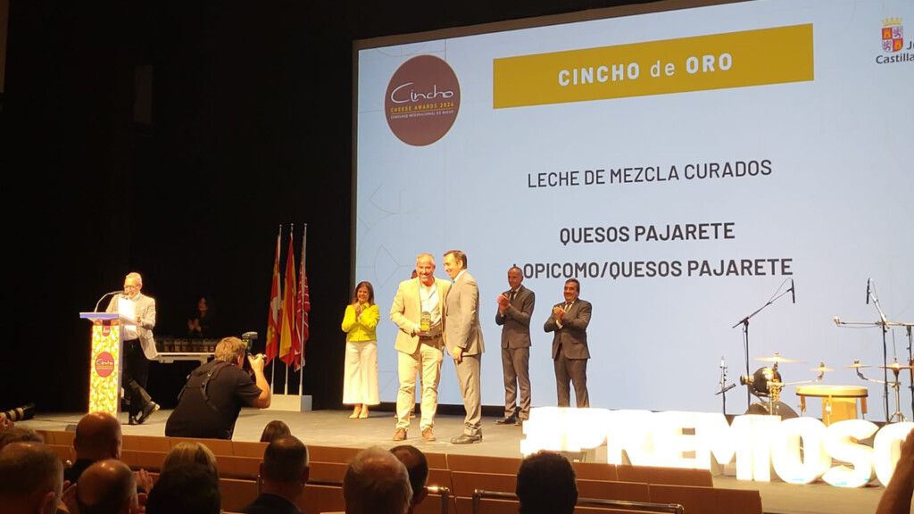 Entrega de uno de los premios a Pajarete. Foto: Pajarete