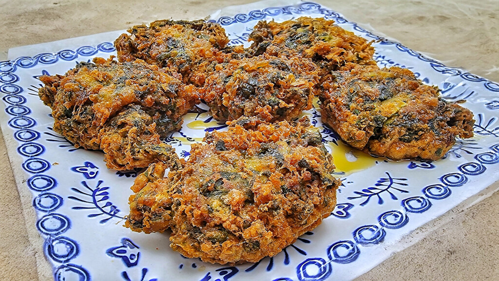 Buñuelos de espinacas con miel. Foto: Salva Moreno