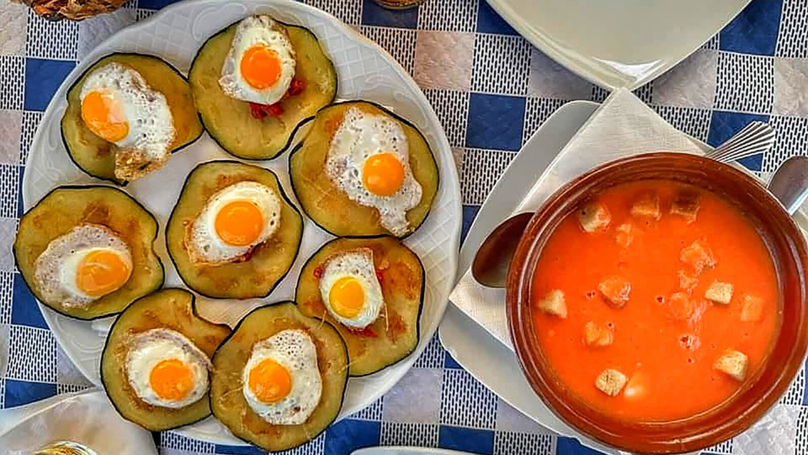 Las berenjenas con jamón y huevo, y un gazpacho del Mesón Oñate. Foto: Come Cádiz Playa