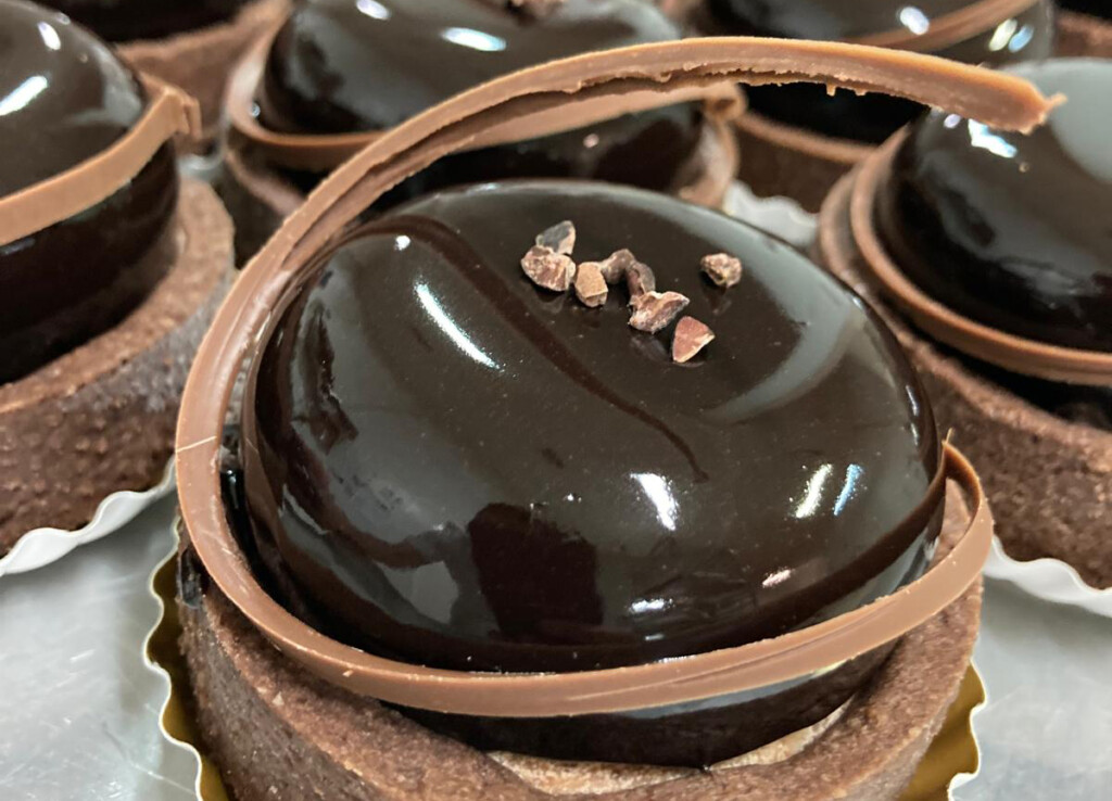 Uno de los pasteles con chocolate de La Rosa de Oro, en Jerez. Foto: Cedida