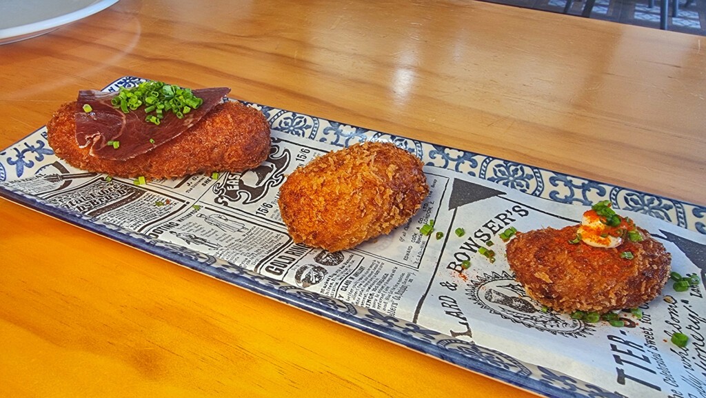 De izquierda a derecha, croquetón de cecina, croqueta de jamón y croqueta de pulpo. Foto: Salva Moreno