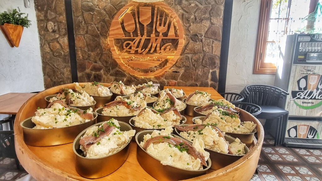 Ensaladilla rusa con cítricos y anchoas. Foto: Salva Moreno