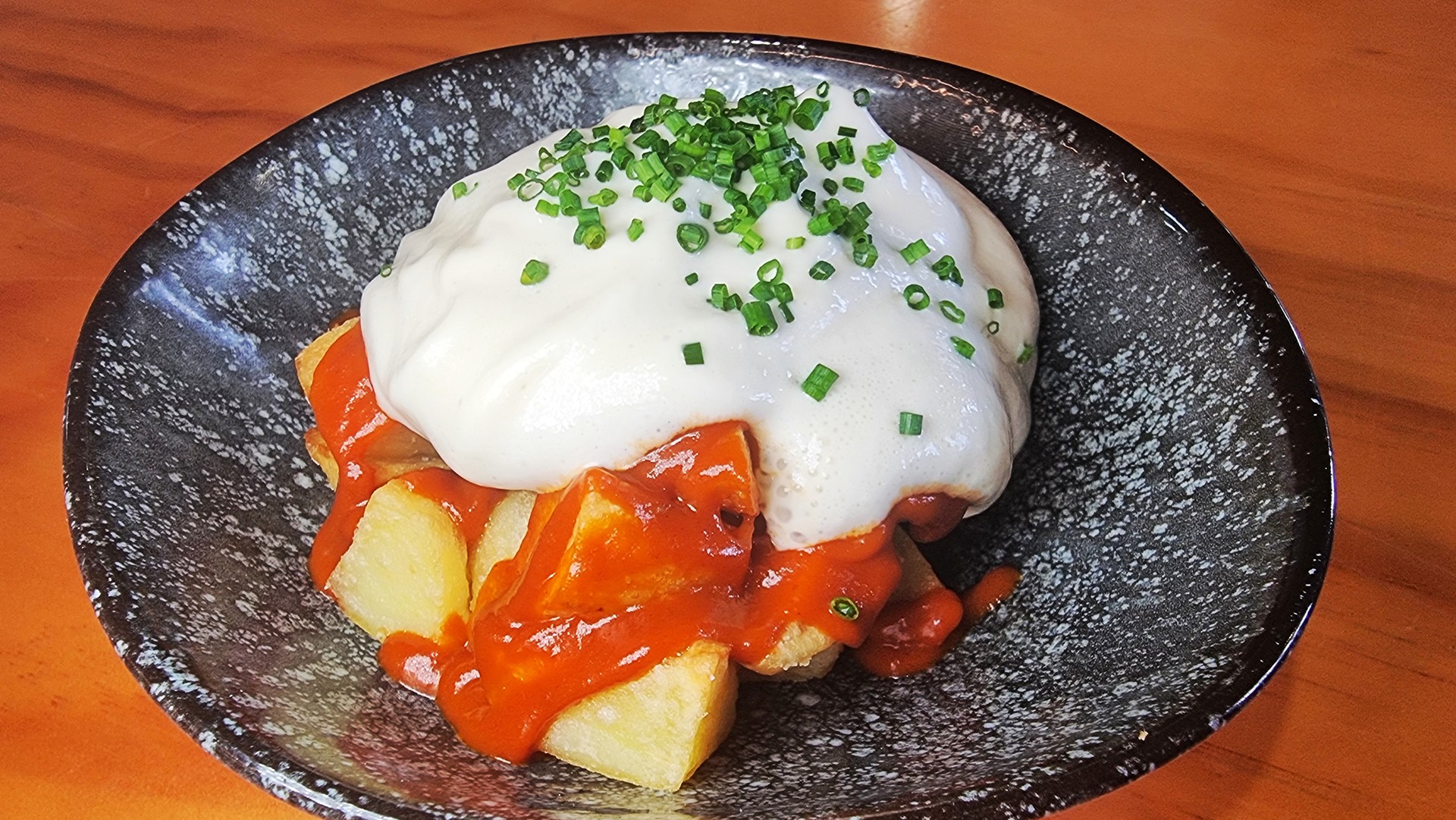 Las bravas con espuma de alioli. Foto: Salva Moreno