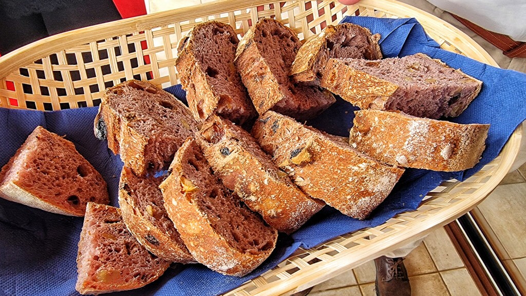 El pan de Horno Artesa con tinto Iceni de Tesalia. Foto: Salva Moreno