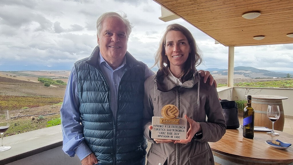 Richard y Natalia Golding, con el premio. Foto: Salva Moreno