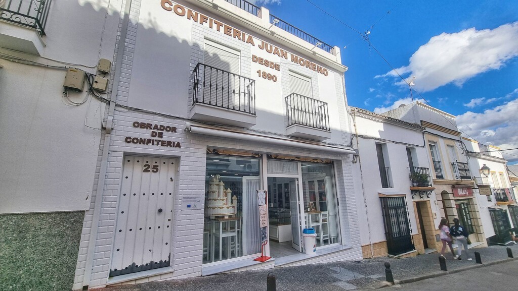 Un bulo y mucha crema pastelera para el dulce más viral 4 Exterior de la Confitería Juan Moreno, en Villamartín. Foto: Salva Moreno