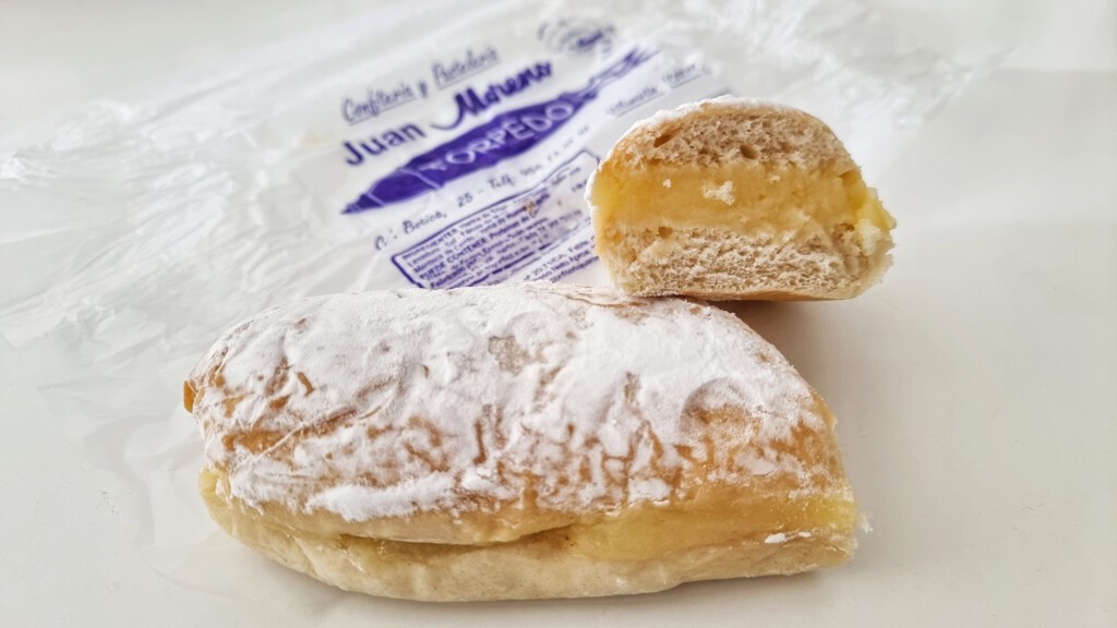 Un bulo y mucha crema pastelera para el dulce más viral 7 El famoso torpedo de la confitería de Villamartín. Foto: Salva Moreno