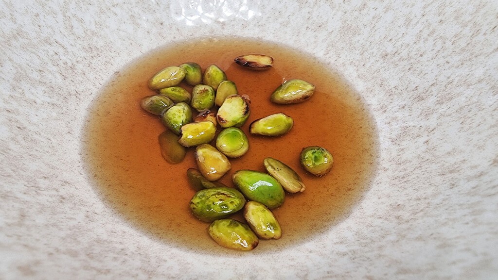 Los pistachos de Alcalá y el consomé rancio de cerdo ibérico. Foto: Salva Moreno