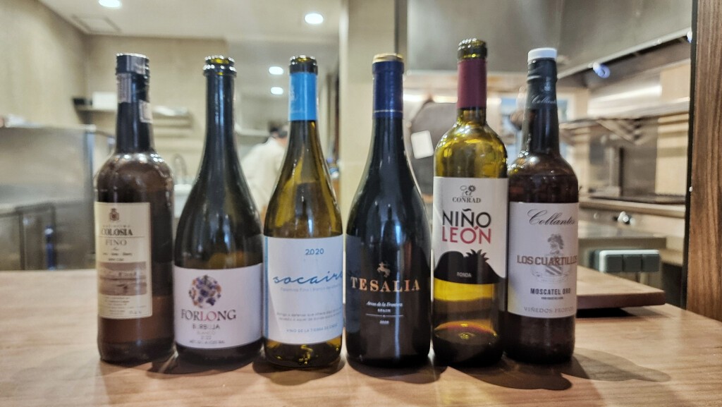 Los vinos servidos durante el almuerzo. Foto: Salva Moreno