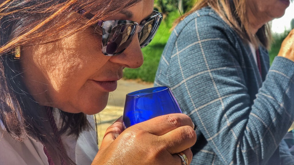 Una de las asistentes, durante la cata de aceite. Foto: Salva Moreno