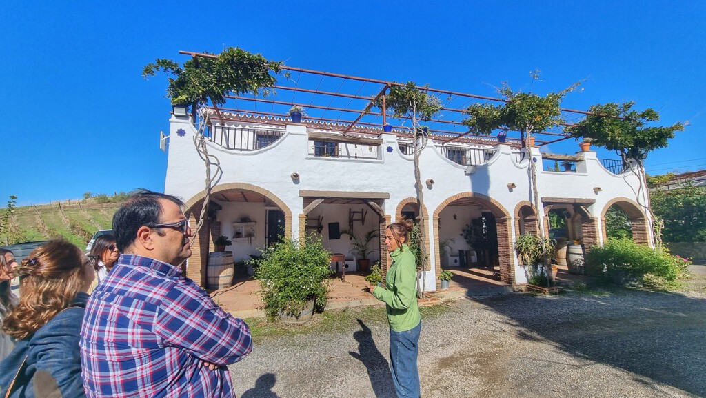 Inicio de una de las rutas en la Almazara El Manzanillo, en Zahara de la Sierra. Foto: Salva Moreno