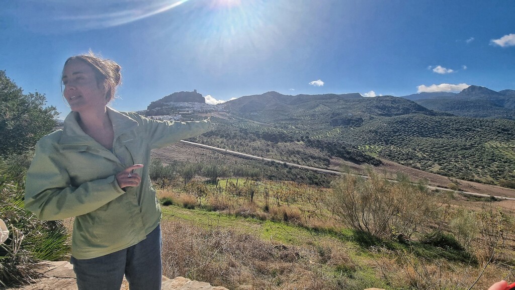 Vistas a Zahara de la Sierra desde la finca de la almazara. Foto: Salva Moreno