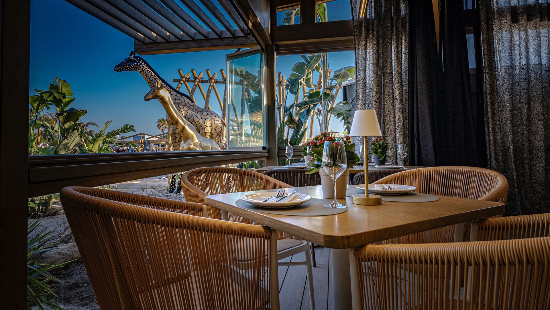 10 sitios para comer en los 300 metros de oro de La Barrosa (Chiclana) 10 Aspecto de la decoración del restaurante del Grupo Coco Beach. Foto: J.G.