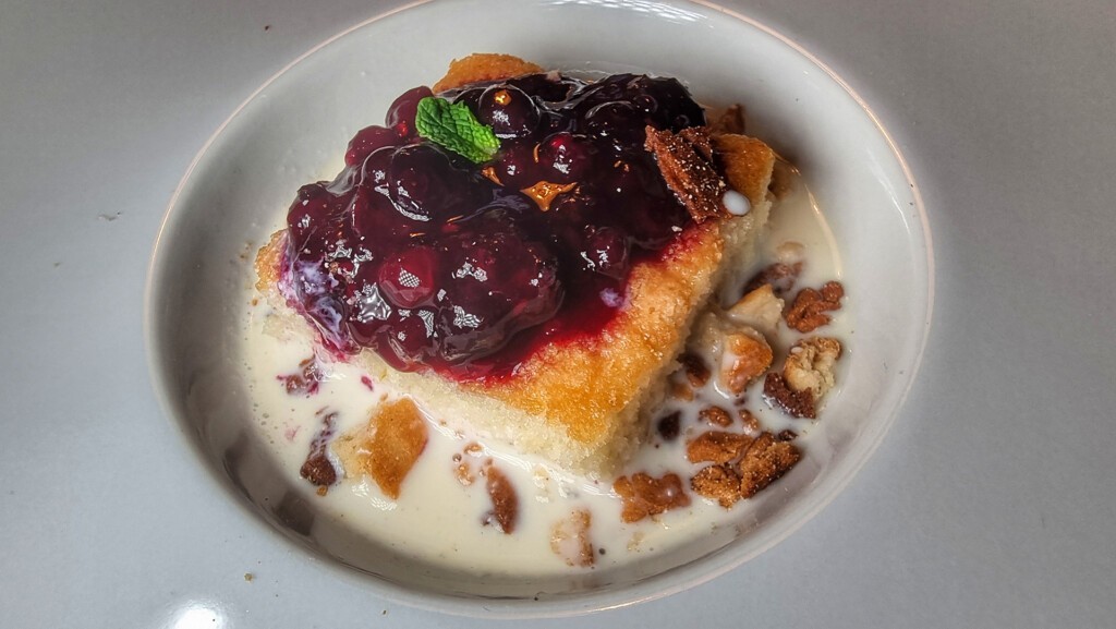 Un 4 Manos Solidario con Valencia… y con Mesa 0 aún abierta 14 Bizcocho borracho, mermelada de frutos rojos y sopa de chocolate blanco. Foto: Salva Moreno
