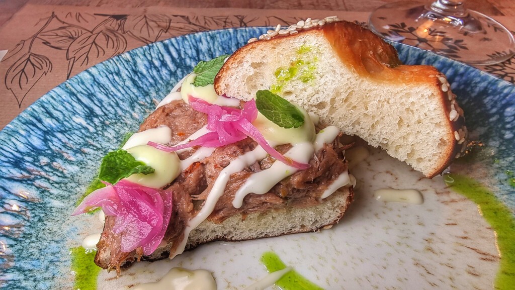 Un 4 Manos Solidario con Valencia… y con Mesa 0 aún abierta 8 Bretzel relleno de carrillera en salsa de curry verde. Foto: Salva Moreno