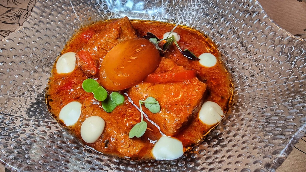 Un 4 Manos Solidario con Valencia… y con Mesa 0 aún abierta 10 Guiso de atún en tomate con yema de huevo curada. Foto: Salva Moreno