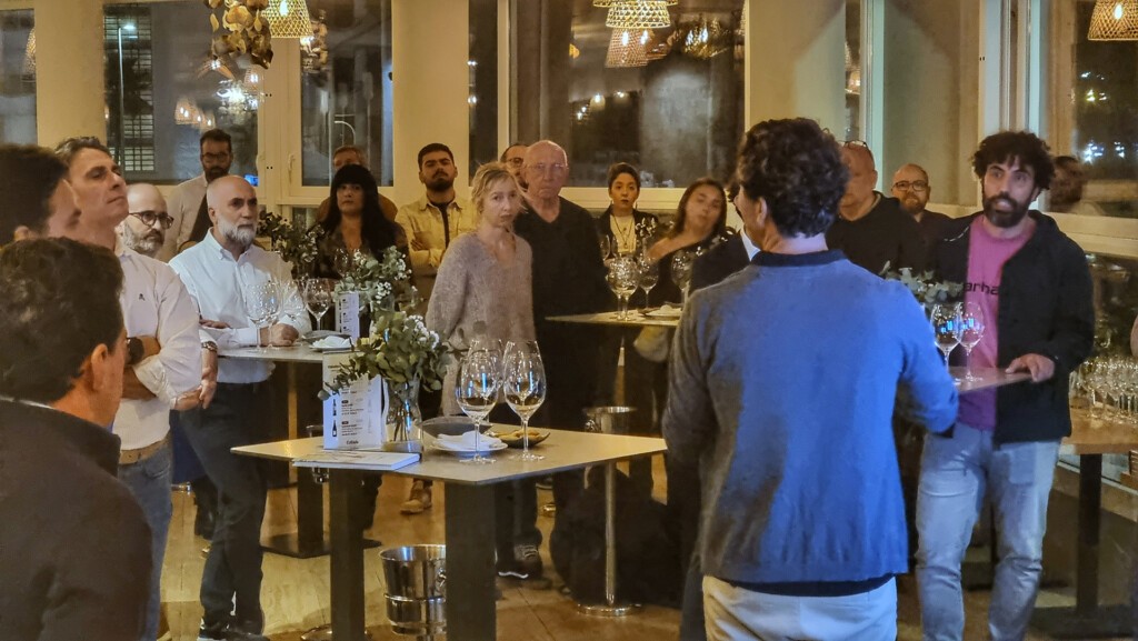Ale Muchada, dirigiéndose a los asistentes. Foto: Salva Moreno
