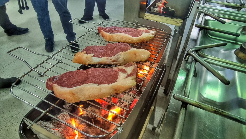 El lomo de retinta, en las brasas del IES Torre del Tajo de Barbate. Foto: Salva Moreno