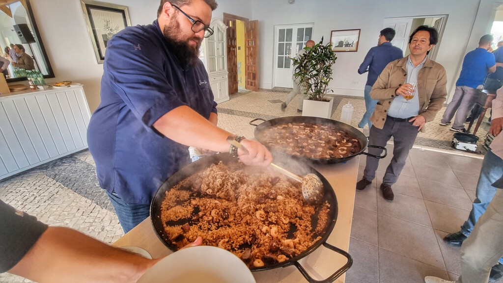 Juan Viu, sirviendo el arroz. Foto: Salva Moreno