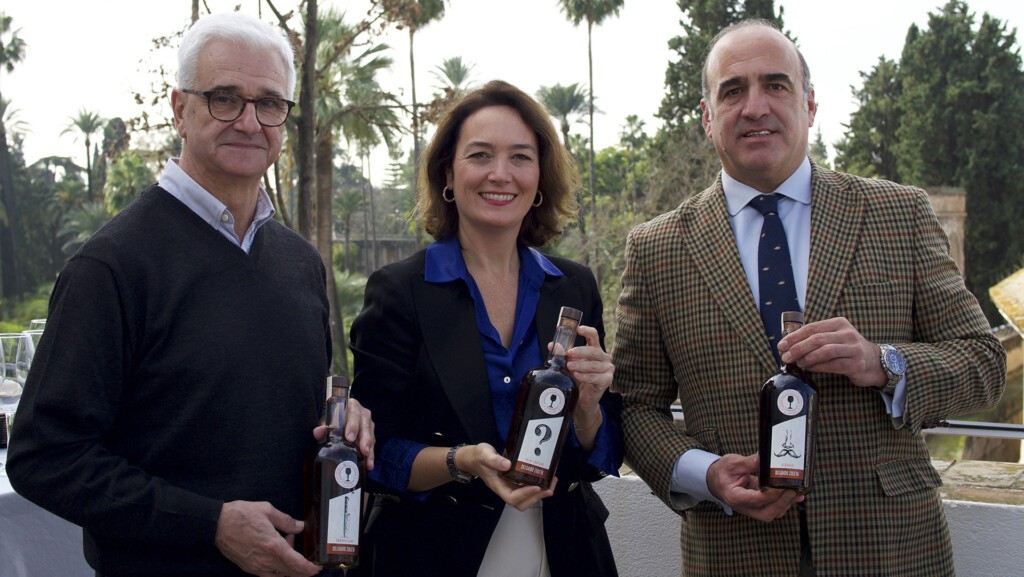 Delgado Zuleta presenta su colección The Original Sherry Company 3 José Antonio Sánchez Pazo, enólogo de Delgado Zuleta; Carmen Aumesquet, directora de Promoción del Consejo Regulador; y José Federico Carvajal, director general de Delgado Zuleta. Foto: Cedida