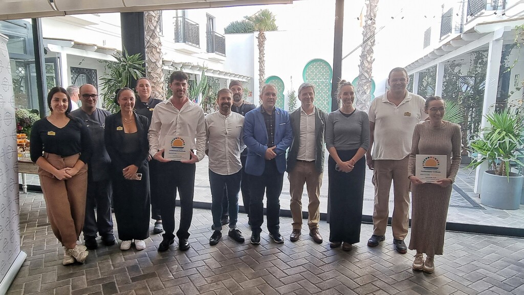 El equipo del hotel y el restaurante, con el certificado. Foto: Salva Moreno
