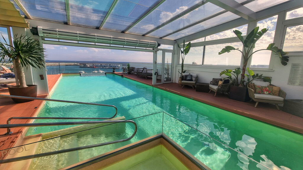 La piscina del hotel, en la terraza. Foto: Salva Moreno