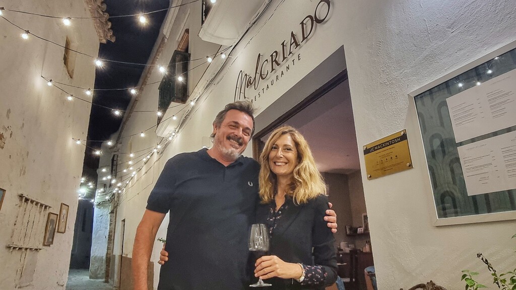 Isabel Párraga y Víctor Luque, propietarios de Malcriado, en Tarifa. Foto: Salva Moreno
