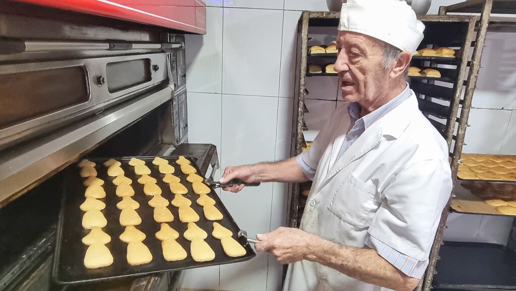 Pepe Galván, introduciendo las galletas en el horno. Foto: Salva Moreno