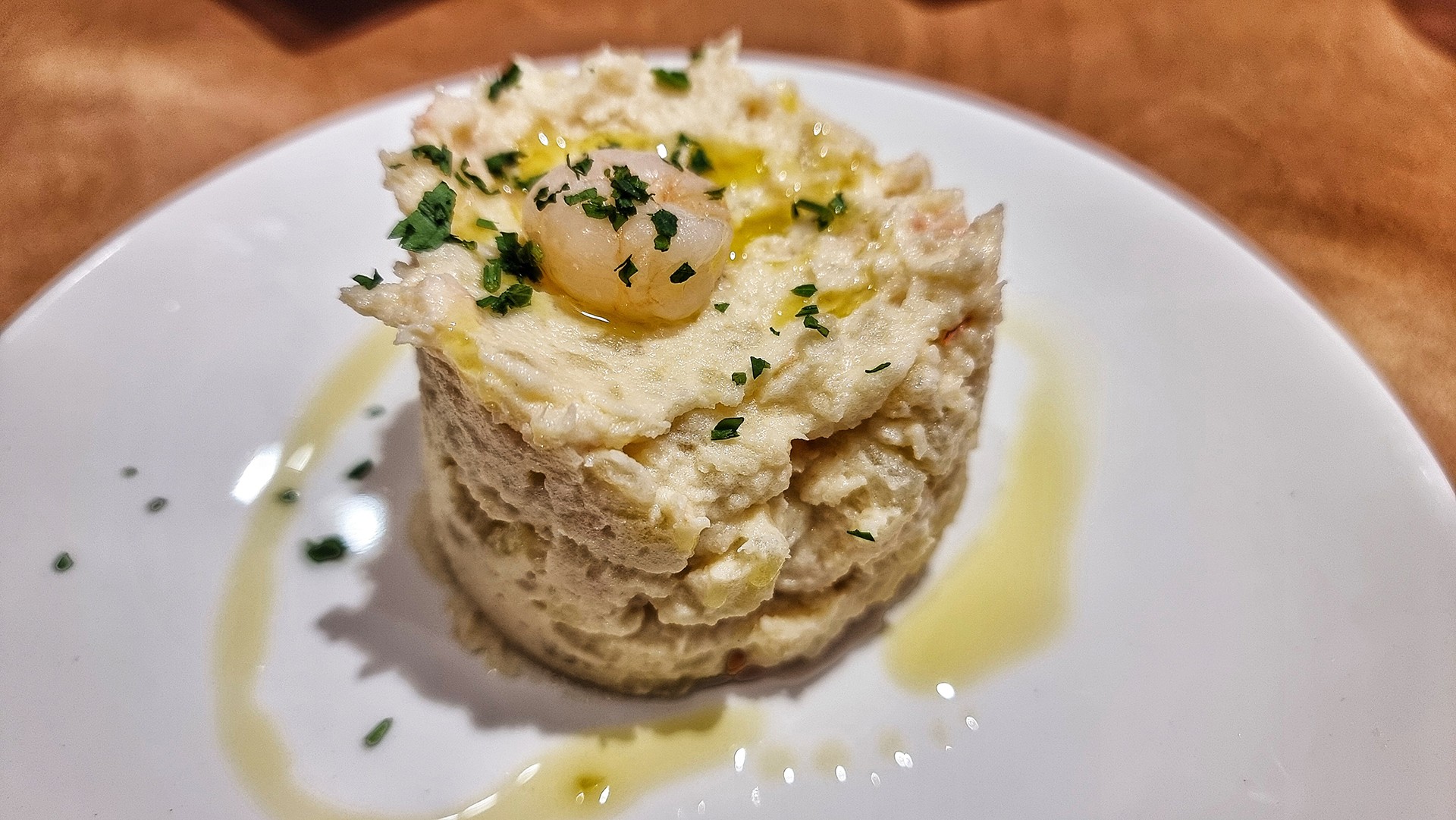 Ensaladilla de gambas al ajillo del Roio. Foto: Salva Moreno