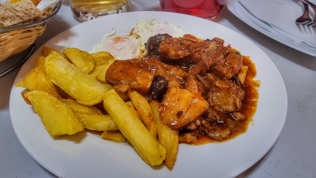Callos, huevo y patatas fritas de la Venta Mesa Jardín. Foto: Salva Moreno