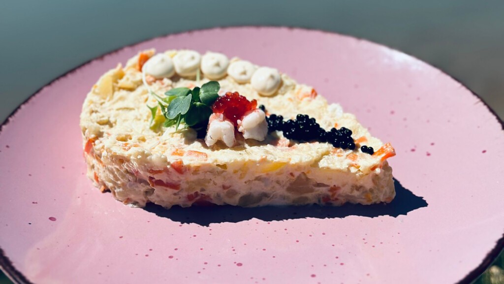 La ensaladilla de gambas y bogavante de la Salina Santa Teresa. Foto: Cedida