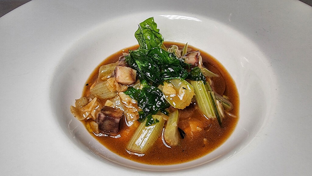 12 platos que El Gusto es Suyo ha probado en 2024 y que no olvidaremos 4 Garbanzos con acelga de El Muro, en Vejer. Uno de los mejores platos quel El Gusto es Suyo próbo en 2024. Foto: Salva Moreno