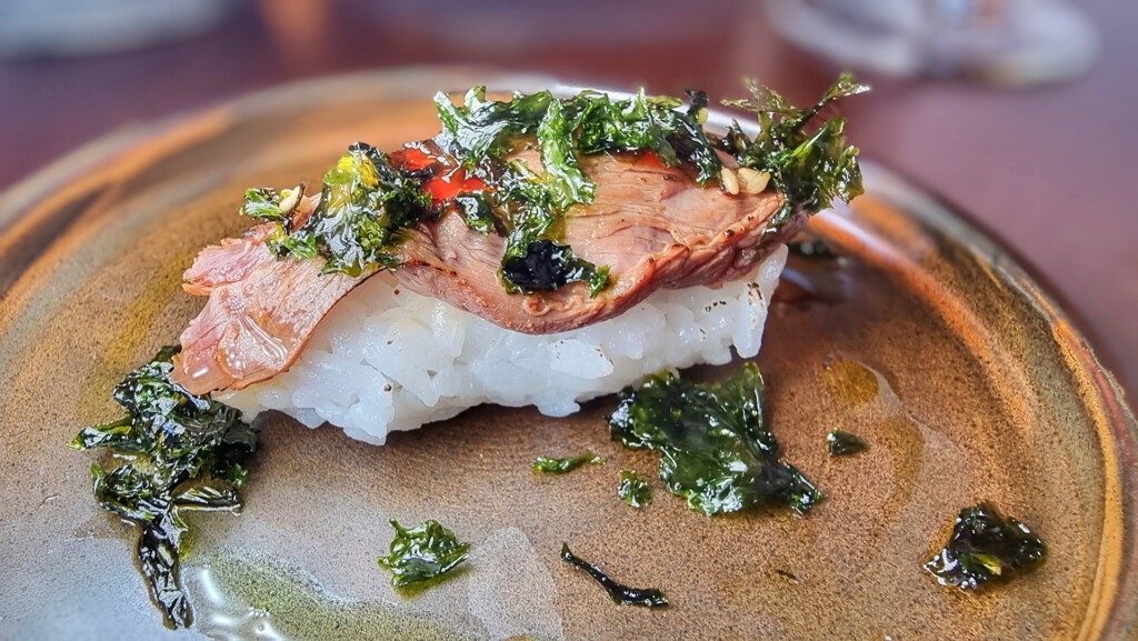 Como aperitivo, el falso nigiri de retinta. Foto: Salva Moreno