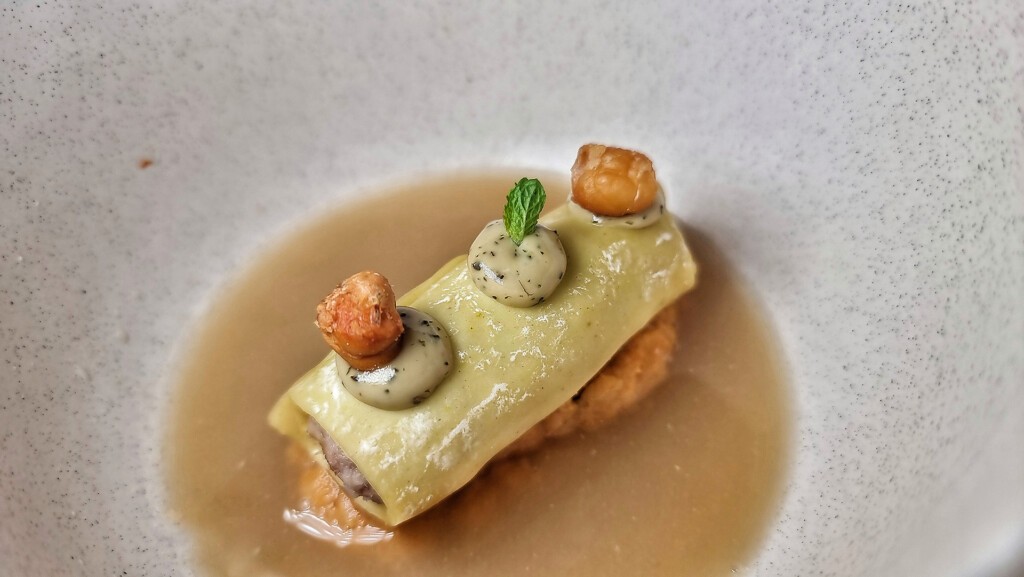12 platos que El Gusto es Suyo ha probado en 2024 y que no olvidaremos 5 El puchero de la Inma, en la nueva carta de Ettu. Foto: Salva Moreno