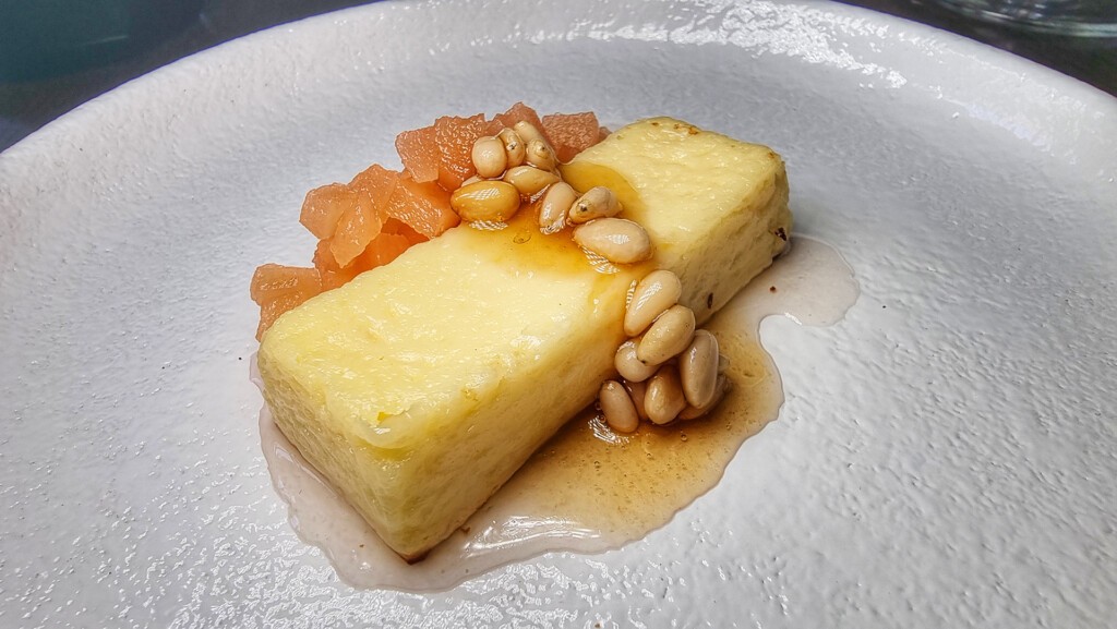 Tarta templada de queso payoyo con miel y piñones. Foto: Salva Moreno