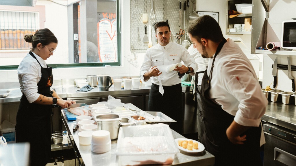 Luis Plaza, en el centro, en la cocina de La Casa del Tigre. Foto: Cedida