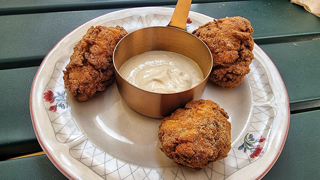 Cazón en adobo y mayonesa de ajo negro. Foto: Salva Moreno