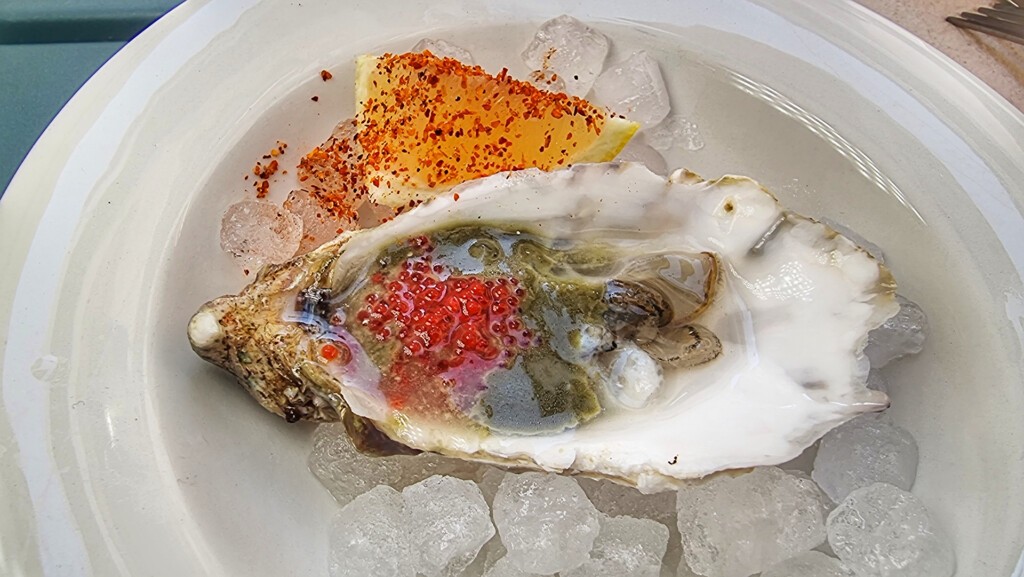 Ostra con garum de pescado y huevas de tobiko. Foto: Salva Moreno