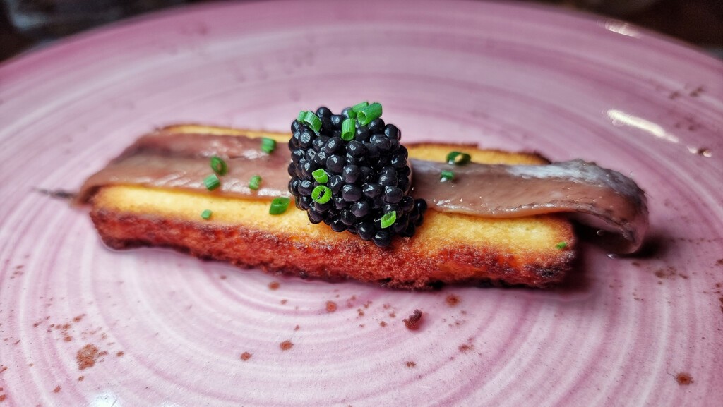 La anchoa con aceite de trufa. Foto: Salva Moreno