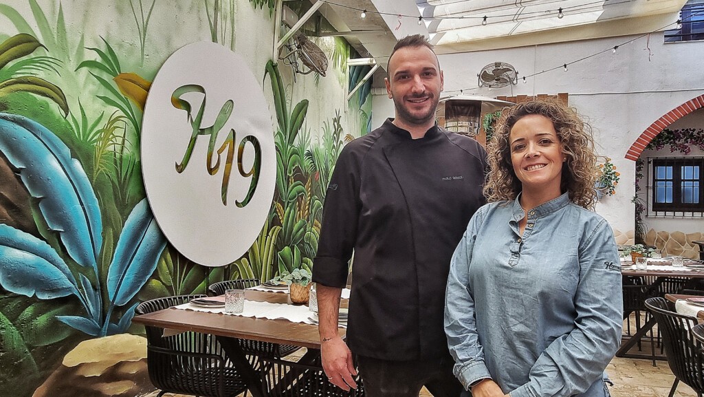 Pablo Gómez y Almudena León, en Hormaza 19, su restaurante en Chiclana. Foto: Salva Moreno