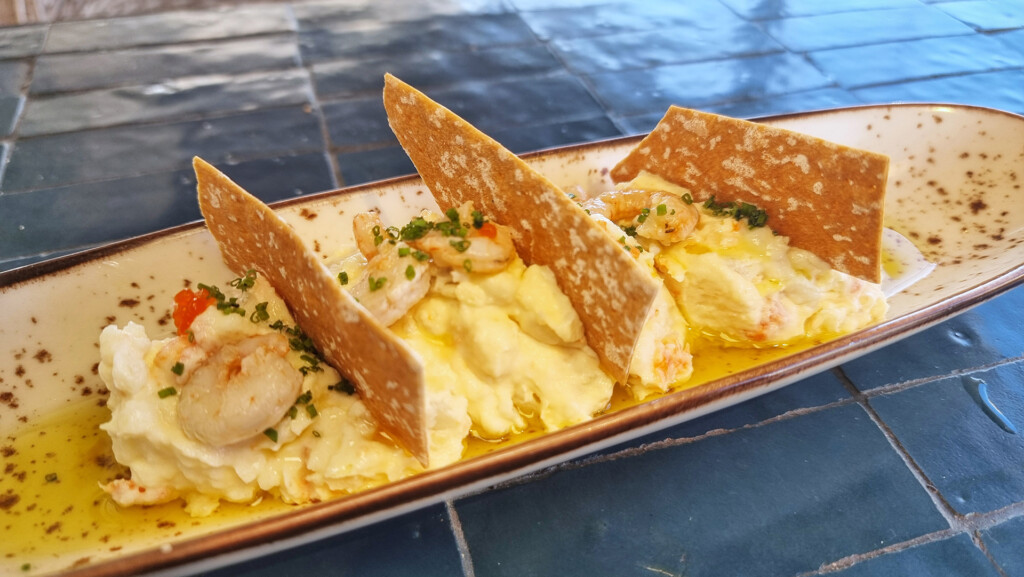 Ensaladilla de gambas al ajillo. Foto: Salva Moreno