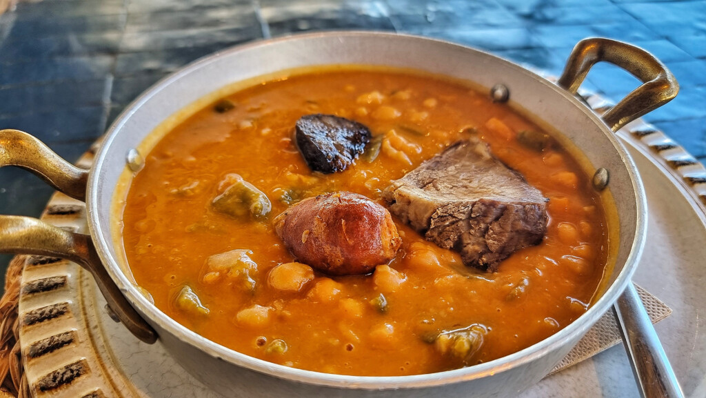 Los platos de cuchara también tienen su sitio en la carta. Foto: Salva Moreno