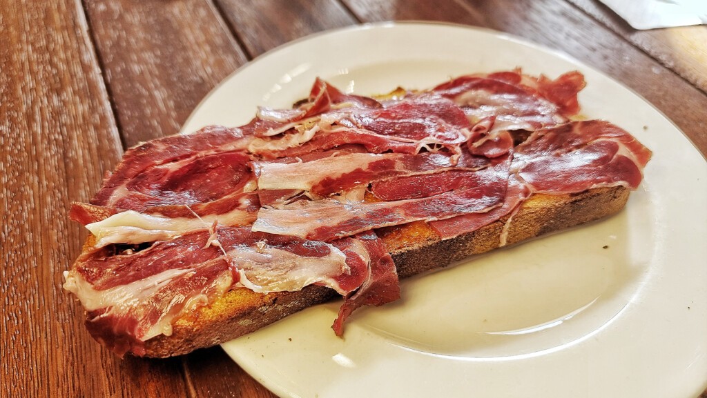 Tostada con jamón de El Bucarito. Foto: Salva Moreno