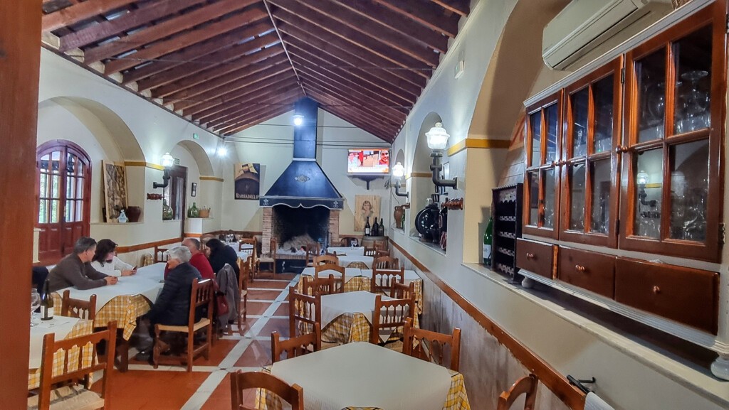 El salón con la enorme chimenea. Foto: Salva Moreno