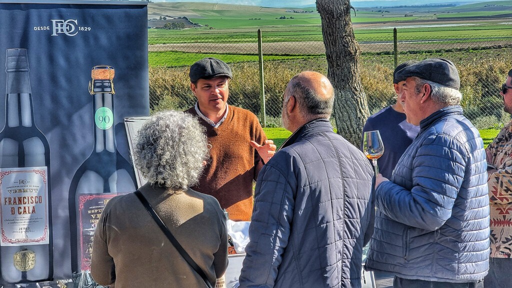 Buenos vinos y mucha diversión en la Vinoquedada de The Wine Room 6 Uno de los productores, conversando con asistentes a la Vinoquedada. Foto: Salva Moreno