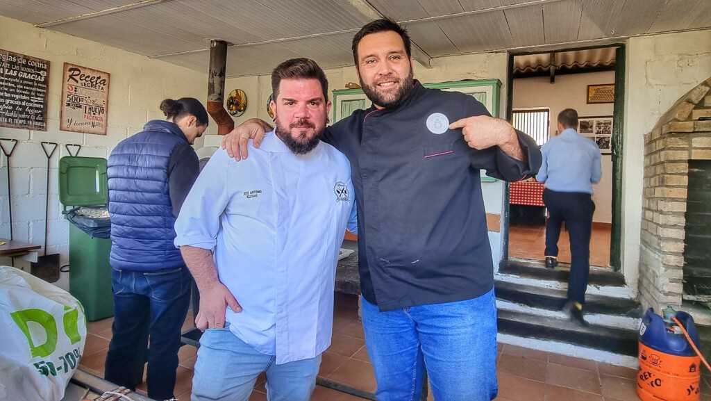Buenos vinos y mucha diversión en la Vinoquedada de The Wine Room 9 Jose Antonio Iglesias y Víctor Álvarez, al frente de los fogones. Foto: Salva Moreno