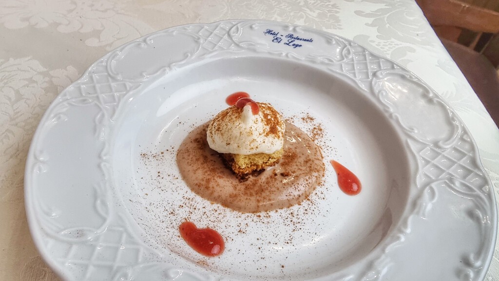 Mouse de arroz con leche de cabra payoya de Grazalema con bizcocho y crema de castaña. Foto: Salva Moreno